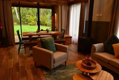 Image de Rümü: Cabin in native forest with view of the volcano.