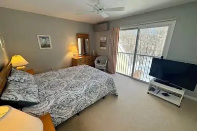 Image de Classic Cape Cod townhouse in Brewster with patio, near Rail Trail and bay beaches.