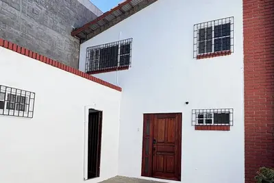 Image de Fabulous 3-bedroom 2 bath house with Ac, gated parking in Santa Ana Department