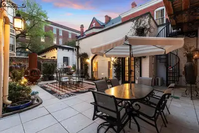Image de Luxury Downtown Savannah Retreat | Heated Pool Access