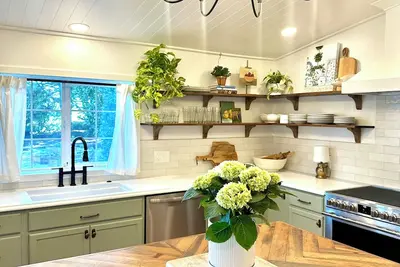 Image de Guest House at Coburg Garden- Charming 3 bedroom house with beautiful garden.