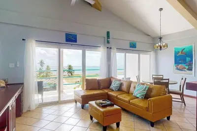 Steps from the sea third-floor apartment with shared pool & ocean-view balcony