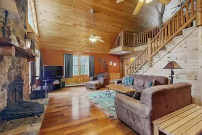 Image de Beautiful log cabin with nearby skiing, large living spaces, and outdoor patio