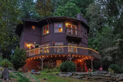 Image de Bright Brevard House w/ Fireplaces, Jetted Tub, Fire Pit & Bike Storage