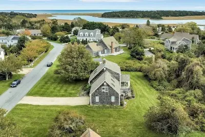 Image de Inviting family escape with sunroom, deck, W/D & easy access to Nauset Beach