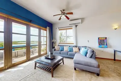 Image de Tranquil apartment with modern amenities, and serene outdoor pool