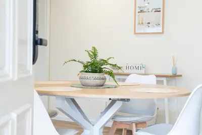 Image de Light filled 2 bedroom central retreat