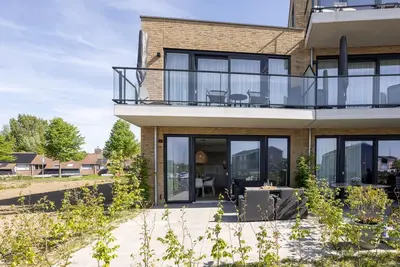 Image de Appartement portuaire avec jardin privé