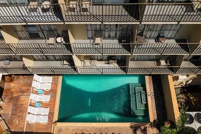 Image de Family and Friends Retreat! City View, Outdoor Pool, Kitchenette!