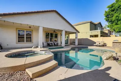 Image de Poolside Oasis: Group-Friendly Getaway in Phoenix!