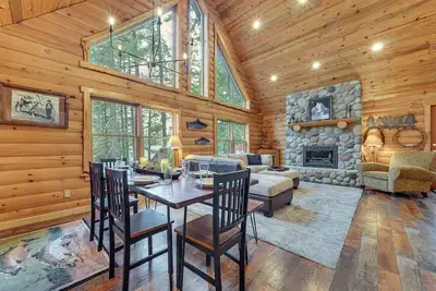 Image de 1 Mi to Cle Elum Lake! Family Cabin w/ Game Room