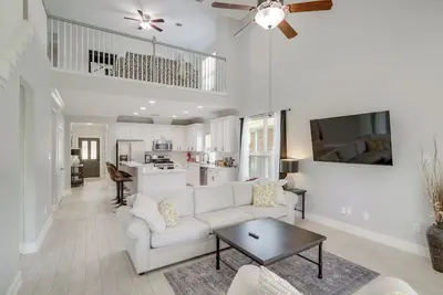 Image de Peaceful Setting: The Woodlands Creekside Retreat