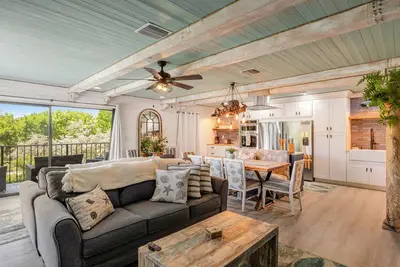 Image de Snowbird-friendly townhouse with ocean view, heated pool, central Ac, & deck