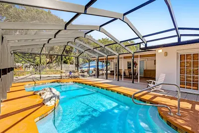 Image de Single-level home with a private pool, enclosed yard - two dogs Ok