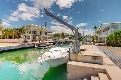 Image de Renovated waterfront duplex with canal access, deck, water views & central Ac
