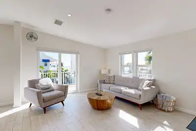 Image de Modern waterfront home with balcony, patio, grill, W/D, & easy Atlantic access