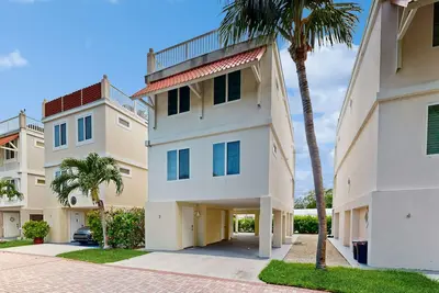 Image de Cozy home with outdoor shared pool, central Ac, internet