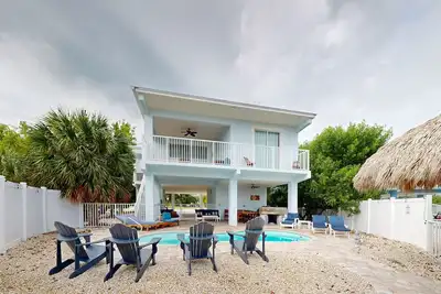 Image de Cozy home with water access, private pool, dock, wifi, central a/c, balcony