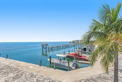 Image de Snowbird-friendly condo in oceanfront complex with heated pool, Bbq, W/D, Ac