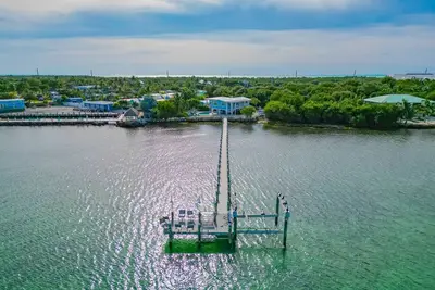Image de Gorgeous, updated, waterfront, pet friendly, home w/ pool, dock & kayaks