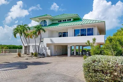 Image de Luxurious waterfront home with panoramic views, pool, spa, & dock