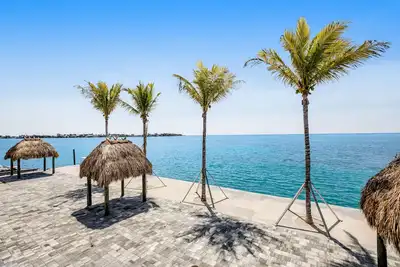 Image de Modern waterfront condo with pool, shared dock - snowbird-friendly