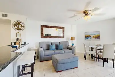 Image de Breezy condo on the water with pool, hot tub & tennis court