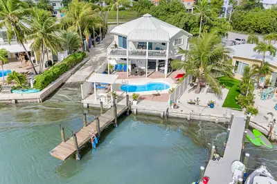 Image de Waterfront home with dock, pool table & private pool - walk to Sombrero Beach