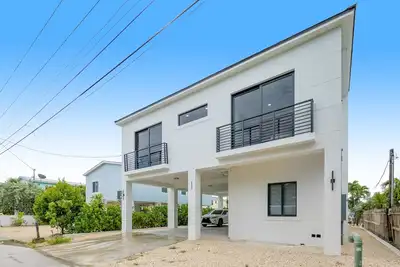 Image de Modern canal-front home with a rooftop deck, open-concept interior, Ac, & W/D