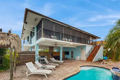 Image de Waterfront house with covered patio, private pool, & 75' dock - dogs welcome