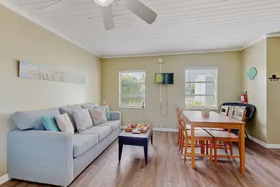 Image de Newly remodeled, bayfront studio with dock, views & open water access