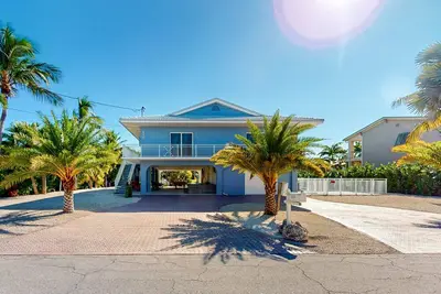 Image de Gorgeous house with private pool, dock, & pool table