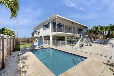 Image de Serene retreat with private dock, pool, washer/dryer, & canal access