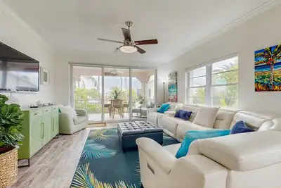 Image de Coastal Waterfront Villa with pool, paddleboards & tennis courts