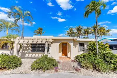Image de Custom canal-front home with private pool, palapa hut, & outdoor kitchen