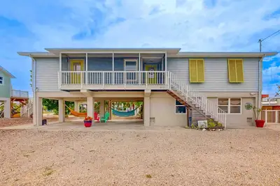 Image de Charming home close to the ocean with pool, outdoor dining area and grill