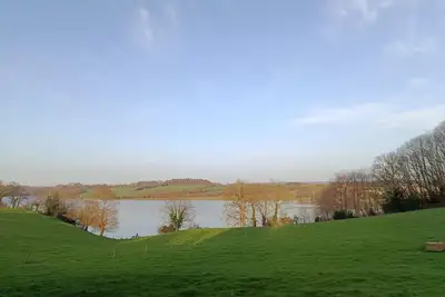 Image de Maison vue lac en pierres, cheminée, herbages autour