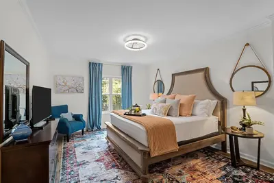 Image de Cozy 2br house, one king and one queen bedroom - fully equipped kitchen, laundry room - fenced backyard opening to pristine courtyard.