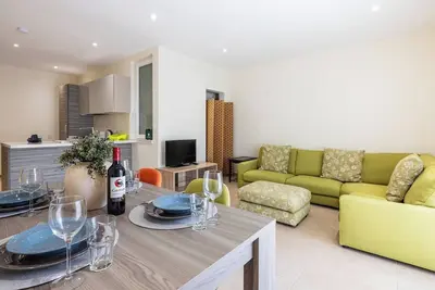 Image de Bright and comfortable ground floor apartment in Mellieha, ideal for up to 4 guests. The flat features 2 double bedrooms, 1 ensuite bathroom, 1 main bathroom, both with shower, a welcoming living area, equipped kitchen and private outdoor balcony space
