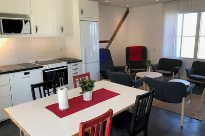 Image de Underbar fyrlängad Skånegård mitt på Österlen-Drängkammaren