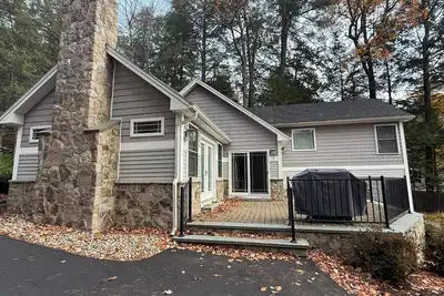 Image de Spacious 4-bedroom house in charming Gilford on Lake Winnipesaukee.