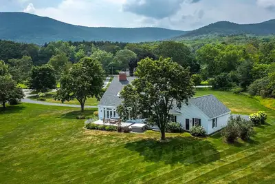 Image de Dorset House with Huge Lawn, Fitness Room, Hot Tub, and Sauna