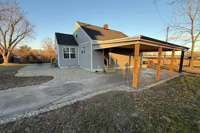 Image de Pa’s House is an enjoyable, entirely remodeled, 2-bedroom farmhouse near Anna.