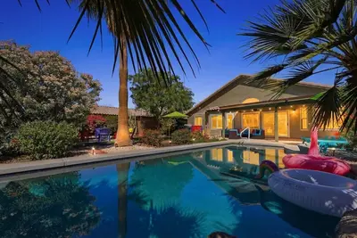 Image de Pool+waterfall, Game Room, Sleeps 10, Fun Yard, Near Stadiums, King Suite! !