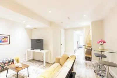 Image de Bright Private Basement Suite with Separate Entrance