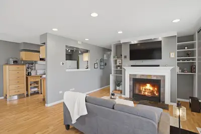 Image de Cozy Vaulted Penthouse. Balcony + Workspace.