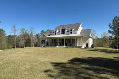 Image de 6-bedroom farmhouse in Edgefield with cozy charm minutes from the Masters!