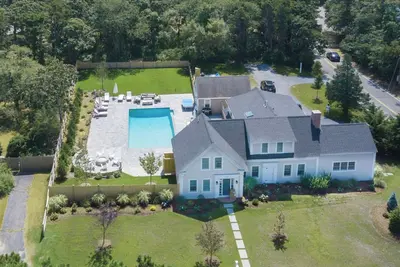 Image de Luxury newly renovated 4-bedroom hous. Resort style pool in charming Chatham