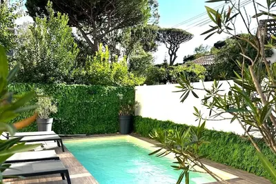 Image de Rez de jardin de 72m2 avec piscine privée, 800m du centre, 50m de la plage,