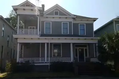 Image de Fully Restored Historic Savannah Home.